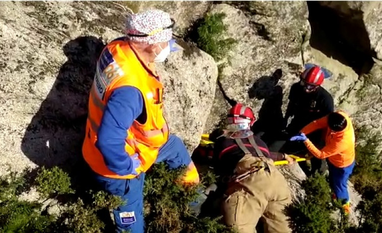 Rescatan a un hombre que se había precipitado a una zona rocosa desde el mirador de Chandebrito en Nigrán ​