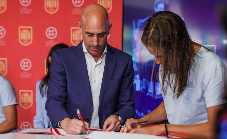 Rubiales firma un acuerdo con la selección femenina de fútbol para igualar las primas porcentuales