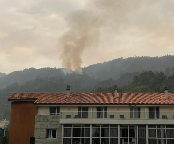 Incendio forestal en Rio Caldos cerca de Lobios en una foto de @Incendiosgalic1