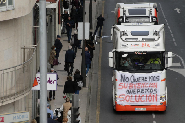 Archivo - Una fila de camiones entran en el centro de Lugo por la Avenida da Coruña, en una marcha lenta que ha salido desde el polígono de As Gándaras para pasar por varias localizaciones del centro de la ciudad, durante el noveno día de paro nacional de