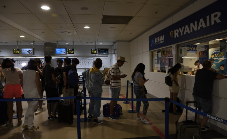 Huelga en Ryanair provoca retrasos en el aeropuerto de Santiago, donde denuncian 