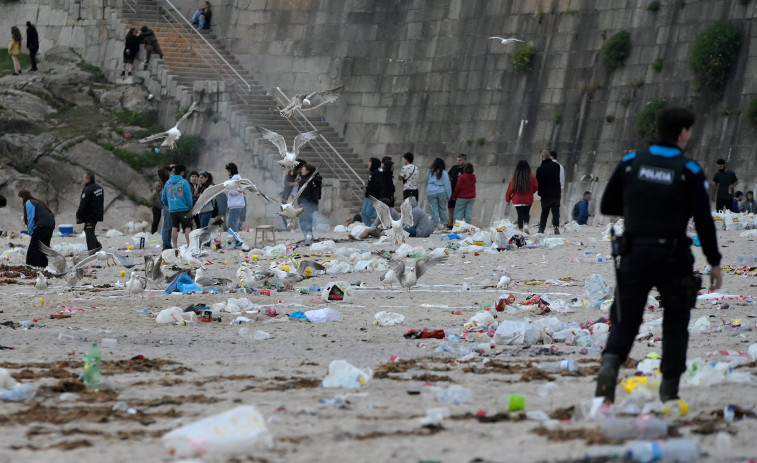 Muchísima basura en las playas de A Coruña tras el San Xoán, aunque el ayuntamiento dice que algo menos que en el anterior