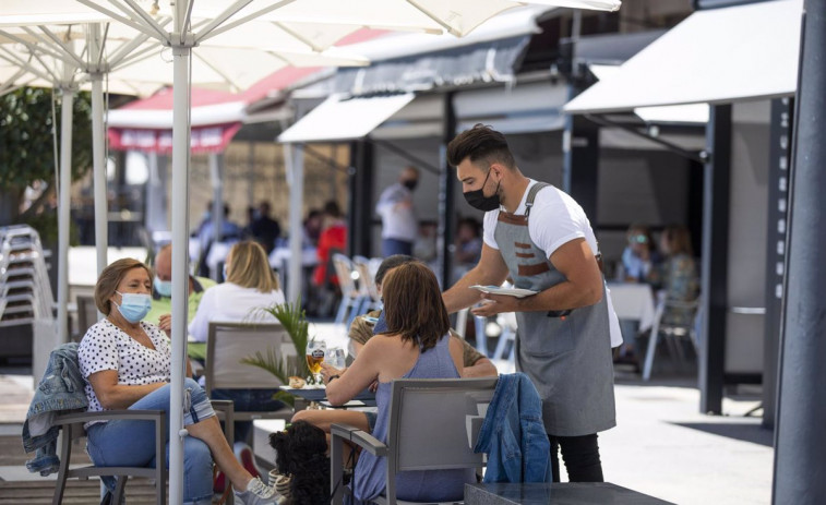 La temporada veraniega mete a Galicia en el pódium de CC.AA. en las que más cae el paro, con 5.188 desempleados menos