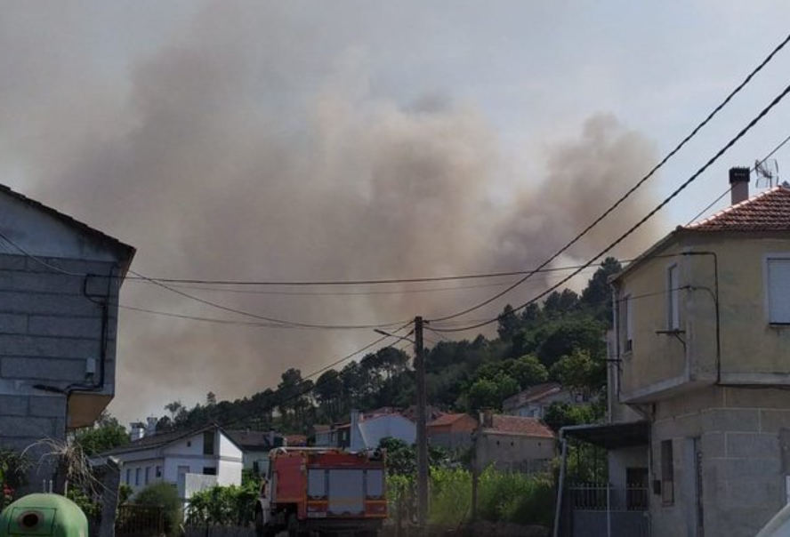 Incendio forestal en Ribadavia en una foto de @Incendiosgalic1