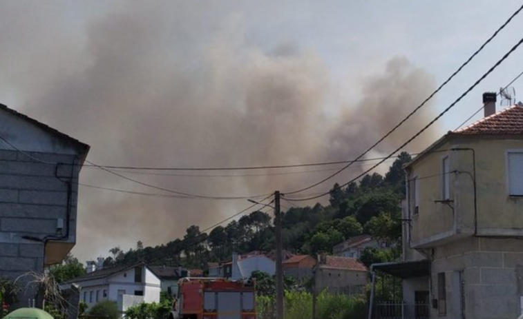 La carretera nacional-120 reabre pero el incendio de Rivadavia sigue activo y surge otro en Quins, Melón
