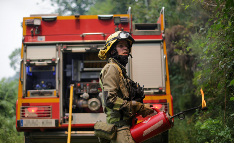 Incendios en Galicia: los fuegos de Carballera y O Courel rozan ya las 100 hectáreas y siguen sin controlar