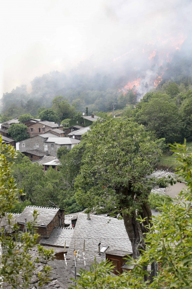 Vista del fuego de la aldea de Gamiz durante un incendio en a 15 de julio de 2022, en Samos, Lugo, Galicia.