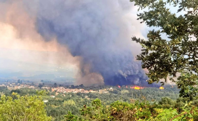 Los incendios forestales cercan casas de O Barco, O Courel, A Pobra y Oímbra y ya han arrasado varias en Carballeda de Valdeorras