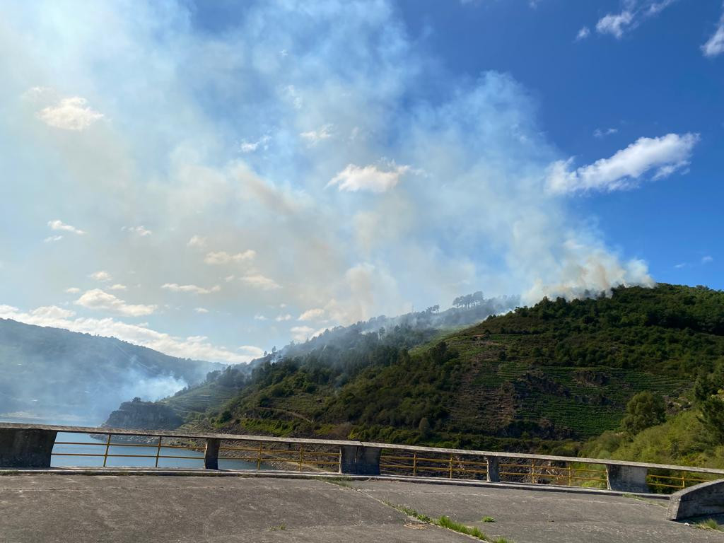 El incendio de O Sabiu00f1ao en una foto de la Escuela de Ingenieru00eda Agraria de Ponferrada tomada desde el embalse de Belesar sobre el Sil