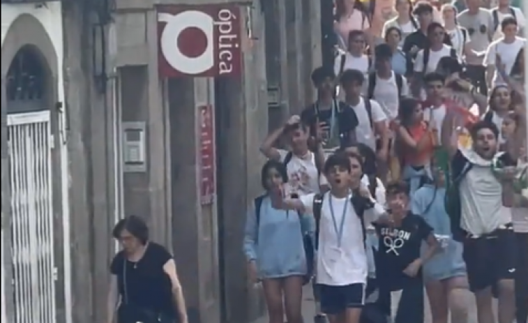 Los vídeos de masas de peregrinos cantando a pleno pulmón reabren el debate sobre la turismofobia en Santiago
