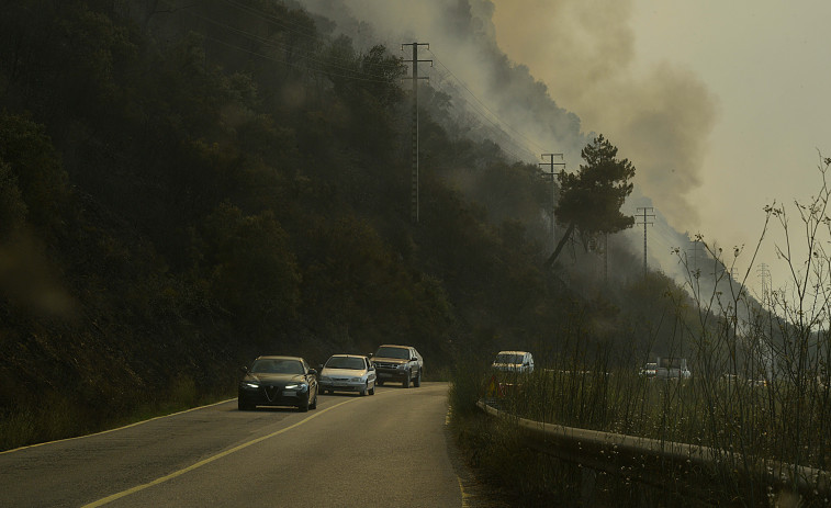 La extinción del incendio forestal de O Saviñao reduce a dos los activos en Galicia, el de Castrelo y el de Vilariño