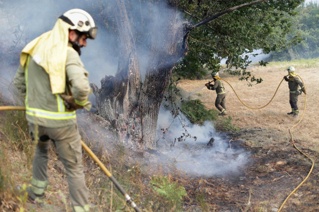 Varios bomberos trabajan en la extinción del fuego de Folgoso do Courel, a 20 de julio de 2022, en Folgoso do Courel, Lugo, Galicia (España). La Consellería de Medio Rural ha elevado a más 1.400 los desalojados por incendios en 80 núcleos en los fuegos qu