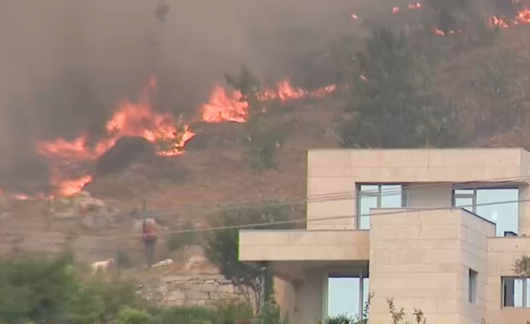 El incendio sin control que amenaza casas en Arbo (Pontevedra) se dispara a las 280 hectáreas quemadas