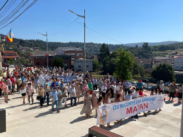 Más de un millar de personas se manifiestan en Ponte Caldelas (Pontevedra) por una 