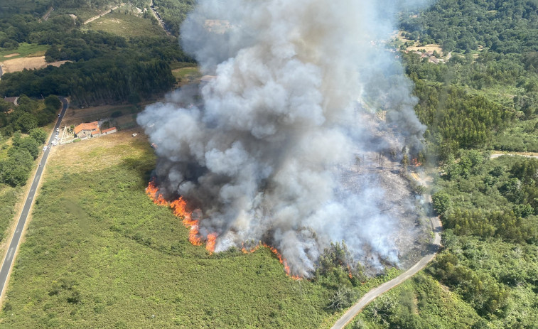 El incendio de Boborás ya no mantiene cortado el tren Ourense - Santiago pero sigue activo