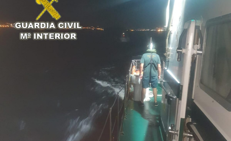 Una lancha impacta de noche contra una batea y obliga a la Guardia Civil a auxiliar a sus diez tripulantes