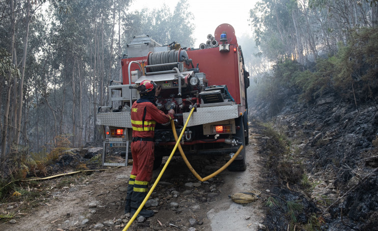 Un espectacular incendio sin heridos calcina un cobertizo en San Cibrao das Viñas