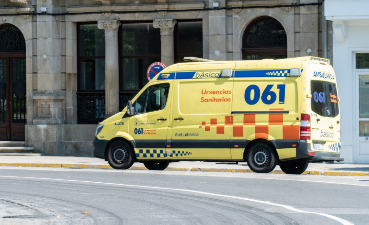 Accidente en Tordoia: una salida de vía en la calle Pontepedra deja un herido de gravedad