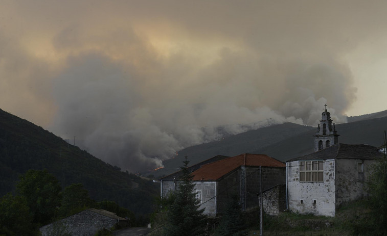 Incendios Galicia: el fuego de Laza, sin control, quema ya 1.350 hectáreas; extinguido una semana después el de Verín