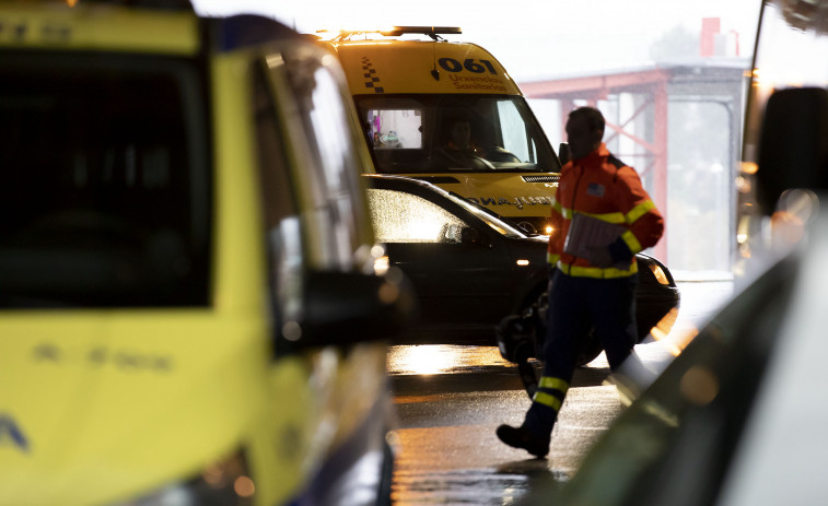 Accidentes laborales: trabajador herido en Teo al caer por las escaleras; obrero trasladado al CHUAC por otra caída