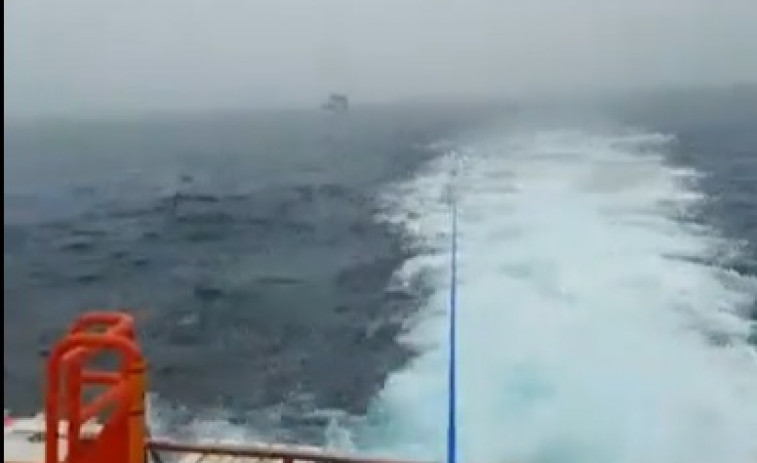 Otro velero remolcado en la Costa da Morte después de un nuevo encuentro con un grupo de orcas
