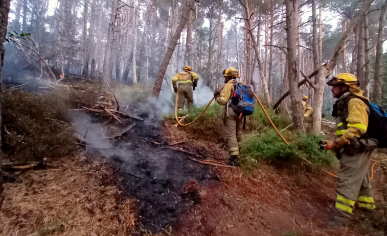 La Xunta informa de que el incendio de O Irixo se encuentra ya estabilizado y el de Boborás, controlado