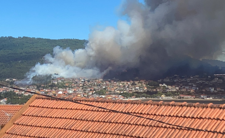 Corte de la autopista y casas en peligro por un incendio sin control en Moaña, O Morrazo, en la Ría de Vigo (vídeos)