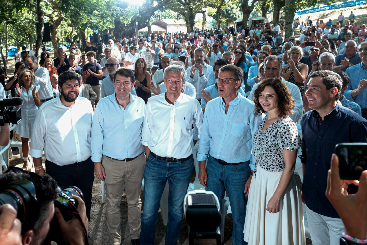 El presidente de la Xunta y del PPdeG, Alfonso Rueda, rodeado por López Miras, Fernández Mañueco, Núñez Feijóo, Díaz Ayuso y Moreno Bonilla, en el acto de inicio del curso político, en Cerdedo