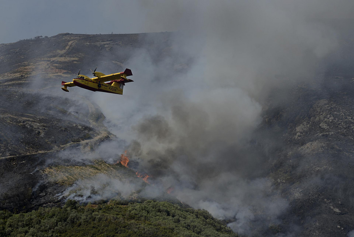 Un hidroavión realiza labores de extinción de un incendio forestal en la Serra do Leboreiro, en el parque natural de Baixa Limia e Serra do Xurés, a 26 de agosto de 2022, en Serra do Xurés, Ourens