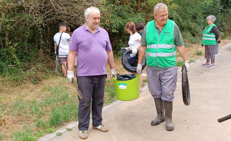 Ecologistas retiran 440 kilos de residuos en su campaña de limpieza del río Gafos en Pontevedra