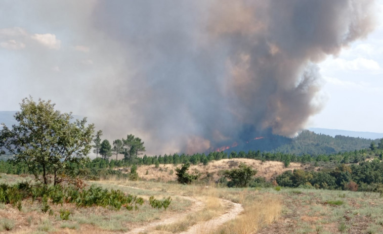 Laza, Cenlle, Chandrexa y Xunqueira de Ambía, en Ourense, sufren incendios y uno de Portugal puede entrar por Oímbra