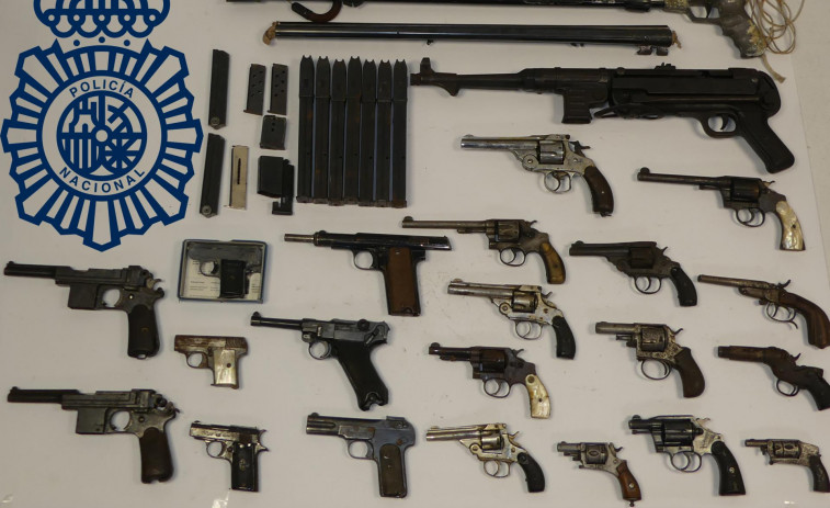 Un arsenal con granadas, 21 pistolas y miles de balas en un trastero de Vigo, propiedad de un militar fallecido hace 27 años