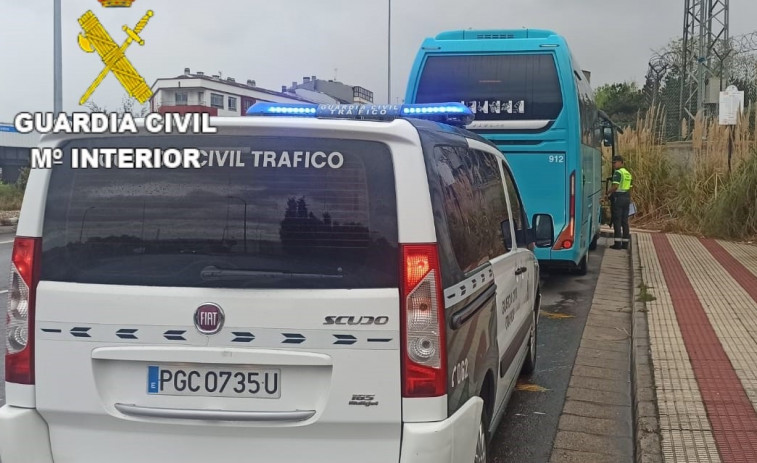 La Guardia Civil sorprende a un conductor de autobús de Arriva sin puntos en el carnet en A Coruña