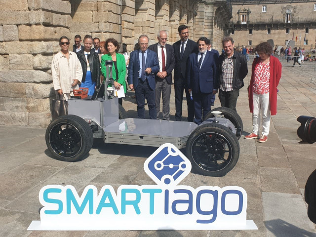 Presentación del proyecto del vehículo autónomo de reparto de mercancías en el casco viejo de Santiago con presencia del alcalde de Santiago, Xosé Sánchez Bugallo