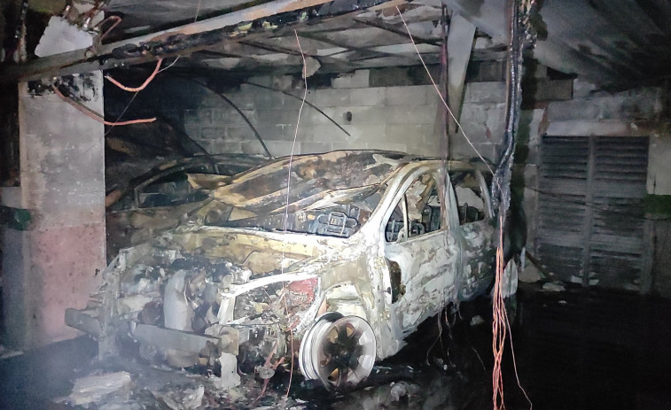 Cuatro vehículos arden por completo en un incendio en un parking subterráneo de A Coruña