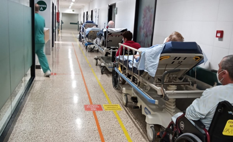 Pacientes y usuarios del CHUS denuncian un nuevo colapso en las urgencias