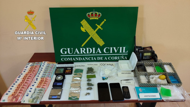 Droga, dinero y objetos intervenidos por la Guardia Civil en la desarticulación de un punto de venta de droga en Boiro (A Coruña)
