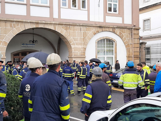Los trabajadores de Navantia Ferrol y de las auxiliares se concentran este jueves ante el edificio de dirección de la compañía, en Ferrol (A Coruña)
