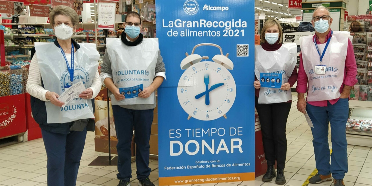 Voluntarios del banco de alimentos de Vigo en supermercado