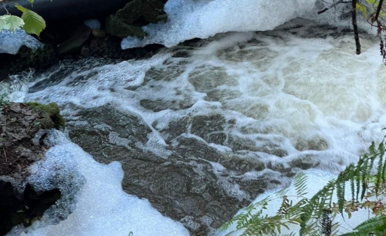 Ecologistas denuncian un vertido en el río Eifonso, en Vigo