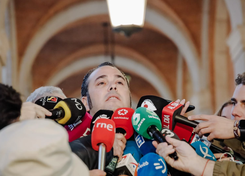 Manuel Hernández atendiendo a la prensa durante el paro de primavera