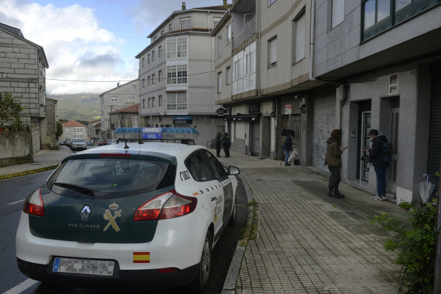 Un coche de la Guardia Civil aparcado en la calle Cardenal Quiroga, donde se produjeron los disparos a un vecino, a 3 de noviembre de 2022, en Maceda, Orense, Galicia, (España).