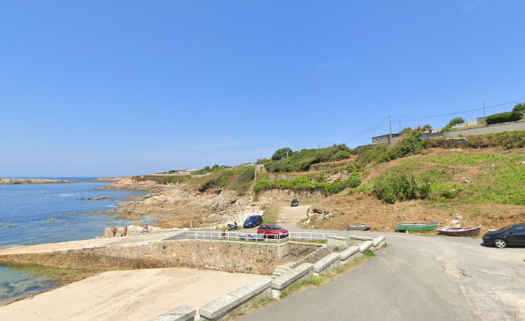 Rescatan con vida a un hombre que estaba a unos 100 metros de la costa en la zona de O Portiño, en A Coruña