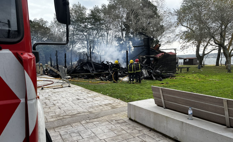 Arde hasta los cimientos el restaurante 'Estrella del Mar' de Boiro, en un incendio de madrugada