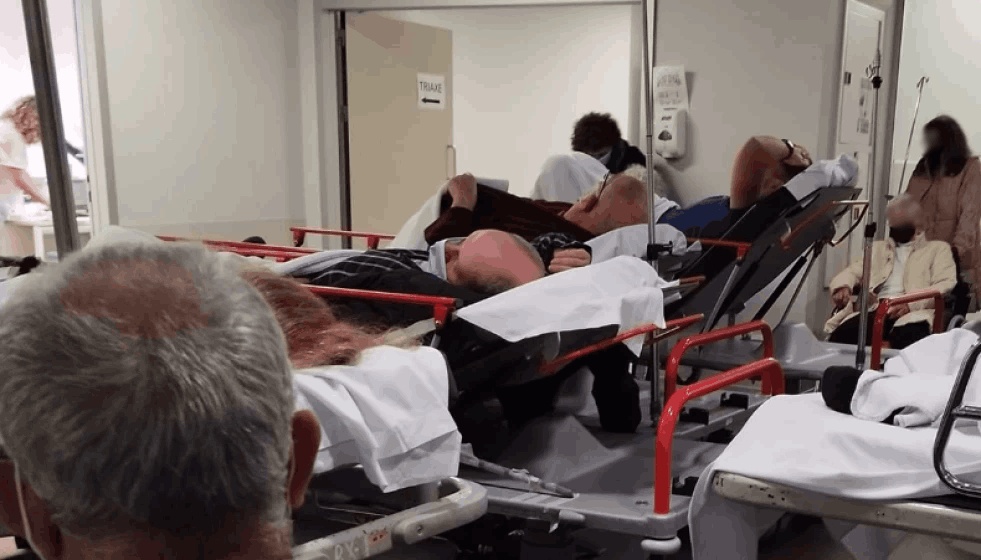 Enfermos en camilla en los pasillos del hospital Álvaro Cunqueiro en Vigo en una foto publicada en el Facebook de Marisol Pérez Sesmonde el 8 de noviembre de 2022