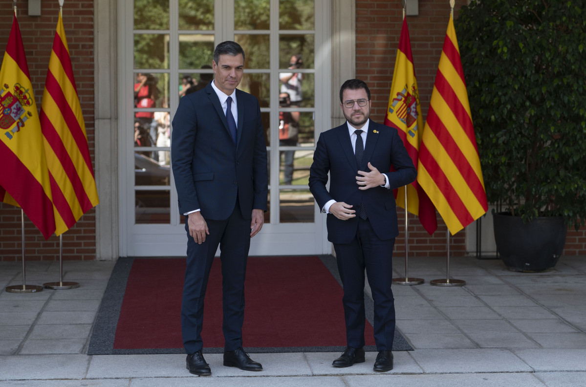 El presidente del Gobierno, Pedro Sánchez (i), y el de la Generalitat, Pere Aragonés, a su llegada a una reunión, en La Moncloa, a 15 de julio de 2022, en Madrid (España). Es la primera vez que se