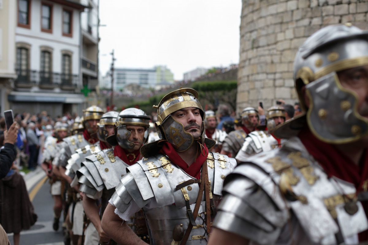 Archivo - Desfile durante el penúltimo día de la festividad de Arde Lucus 2022, a 11 de junio de 2022, en Lugo, Galicia.