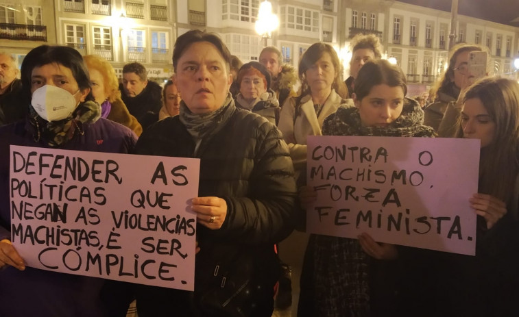 Emocionante homenaje a la asesinada Cristina Cabo con miles de personas aplaudiendo en las calles de Lugo (vídeo)