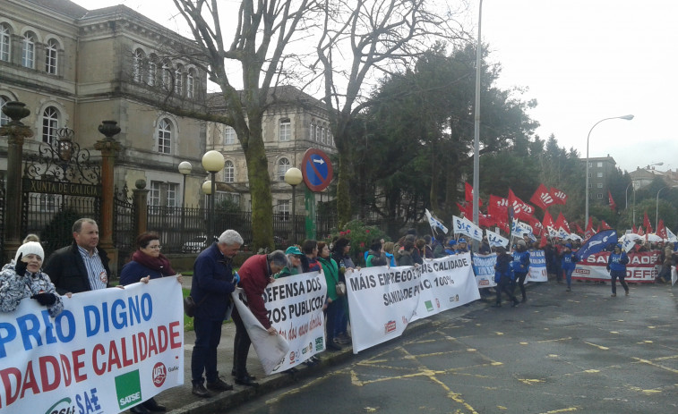 Unha manifestación reclama ante a Xunta que se triplique a convocatoria de emprego do Sergas