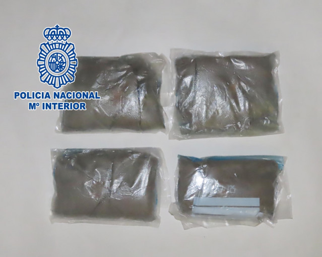 Detenidas dos personas en Narón (A Coruña) por transportar cuatro kilos de heroína desde Madrid en un vehículo caleteado.